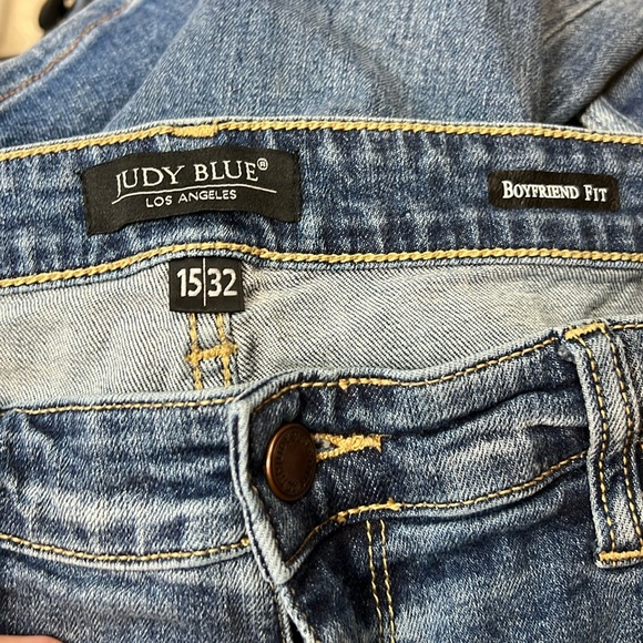 Judy Blue Boyfriend Fit Distressed Jeans 15/32 - Picture 5 of 9